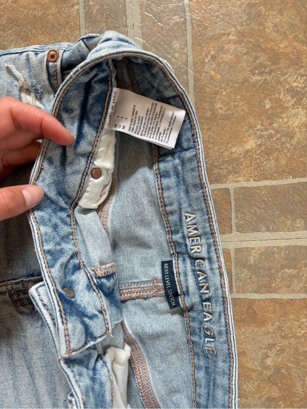 American eagle Light Wash Distressed Women's Denim Shorts - Picture 3 of 3